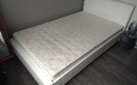 Stiilne voodi koos madratsiga (laius 145 cm)